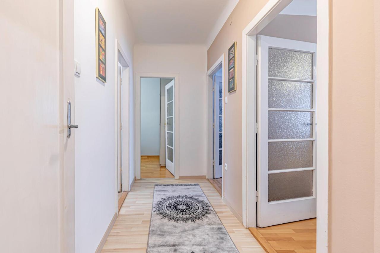 1010 Apartament *