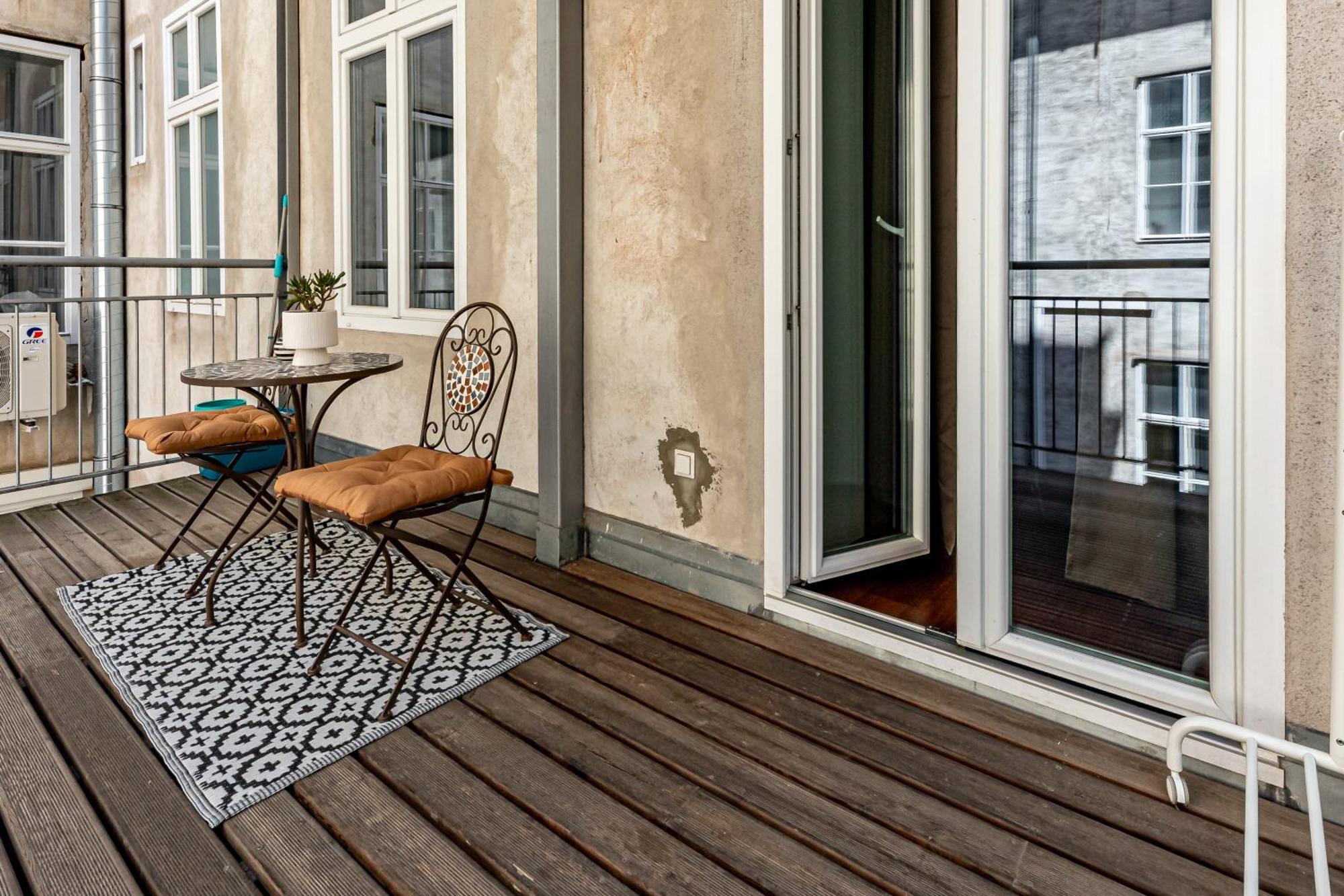 1010 Apartament *
